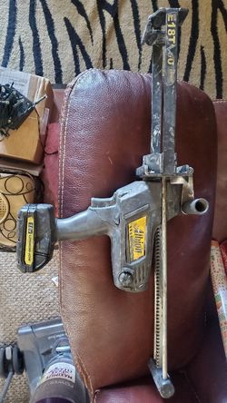 Power dual caulking gun
