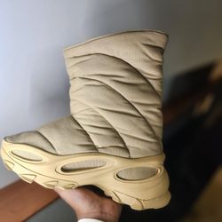 🔥 Adidas Yeezy NSLTD Boot – Khaki 🔥
Size: US M 11 👟