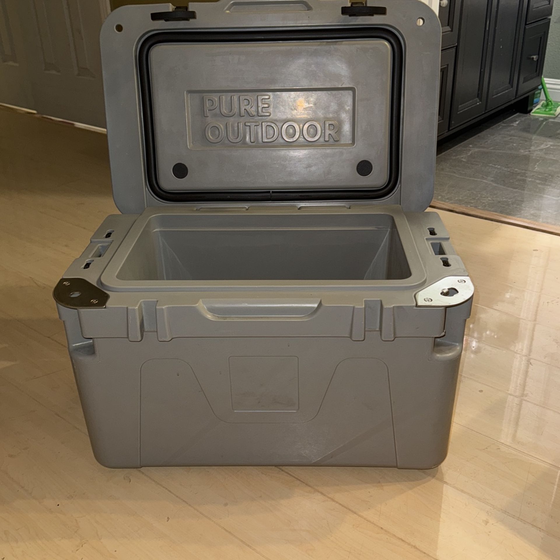 Monoprice Emperor Cooler - 80 Liters - Gray | Securely Sealed, Ideal for The Hottest and Coldest Conditions - Pure Outdoor Collection. Pre-owned