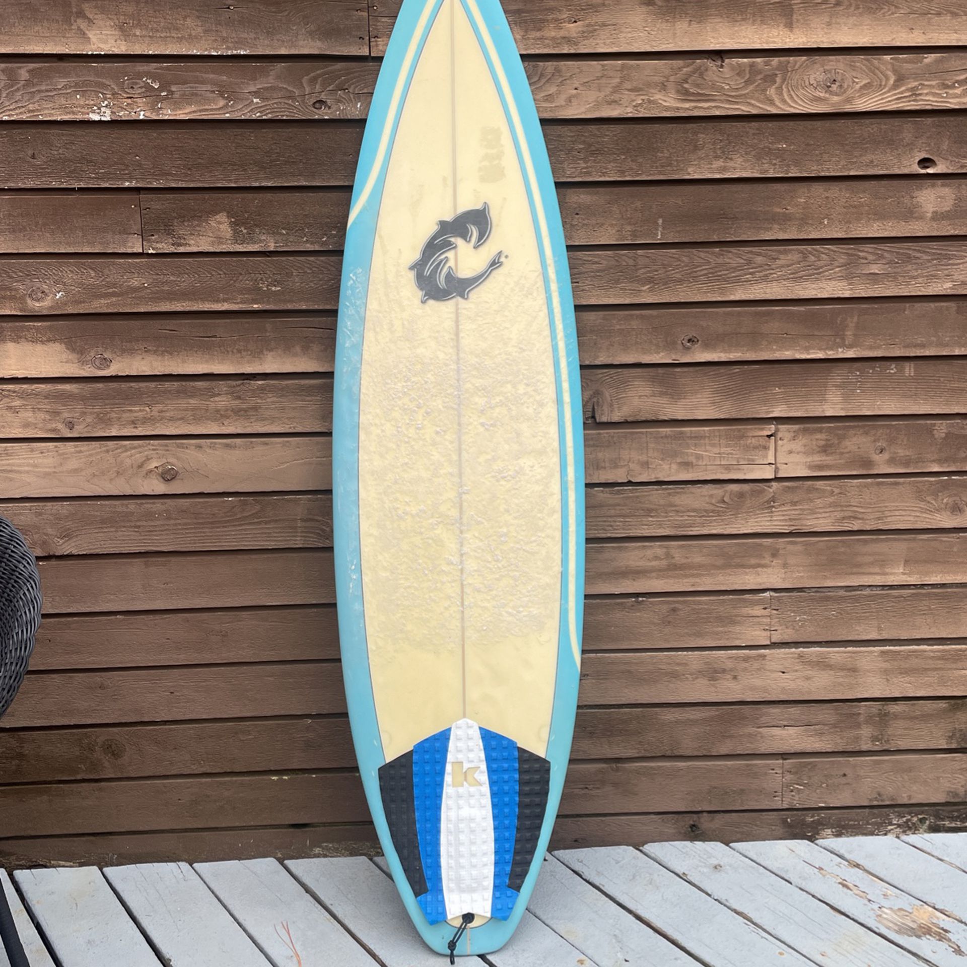 WRV surfboard 6’0 (has two fins)