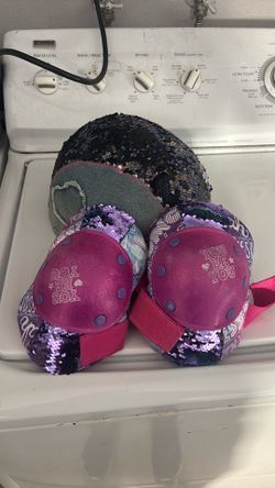 Girls helmet, and kneepads