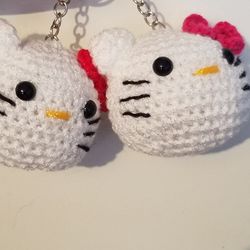 Hello Kitty Keychains. Tejidos a mano