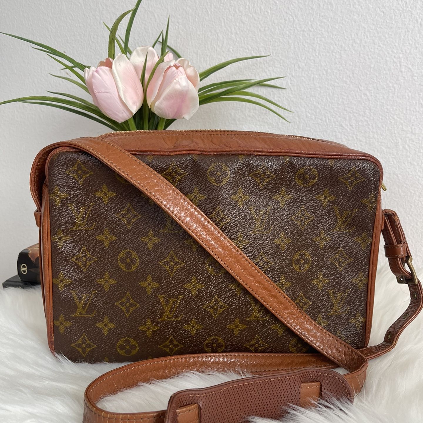 $200 Louis Vuitton Vintage Shoulder bag/Crossbody $200 for Sale in  Riverside, CA - OfferUp