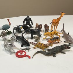 NWOT Play Set of 17 Plastic Wild Animals Medium Size, Average Size of 8”x4”