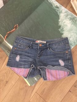 LEVIS SHORTS SIZE 7