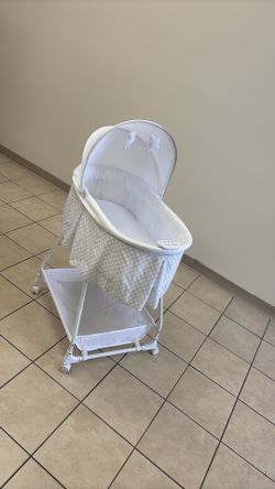 Delta Children Deluxe Soothing Dreams Bassinet in Grey Lattice.