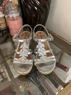 Girls sandals size 4
