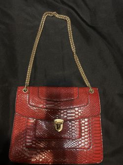 Red Croc Embossed Shoulder Bag – Gold Chain Strap & Flap Closure