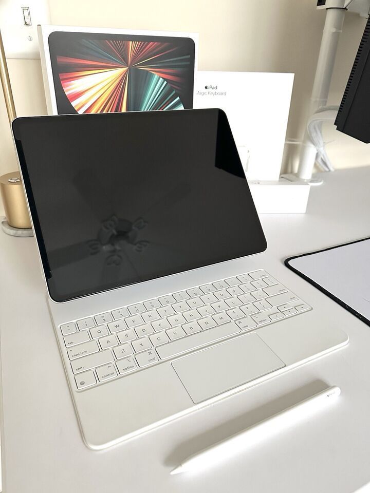 Apple iPad Pro 12.9" 5th Gen 512GB Silver WiFi Only Package
