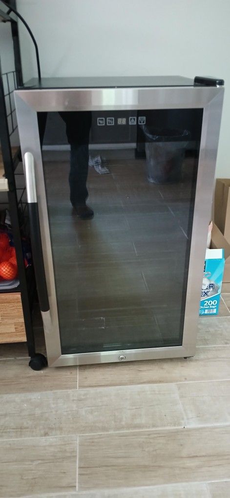 Avanti Mini Fridge Cooler Like New