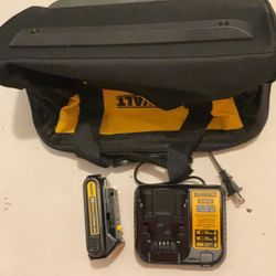 Brand New Dewalt 20 Volts Set Charger Battery and Tool Bag Nylon Canvas.      65 Firm on Price.     65 Firme en Precio.