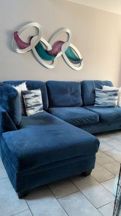 Sectional blue with 4 cushions