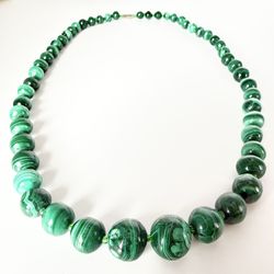 CAPTIVATING MALACHITE BEADED NECKLACE