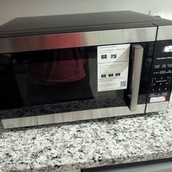 New Huge Microwave Heats Up Food Good 1100watts $150
