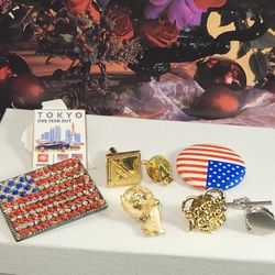 #1500 LOT OF 8 VINTAGE PINS, SILVER AND GOLD TONE.
