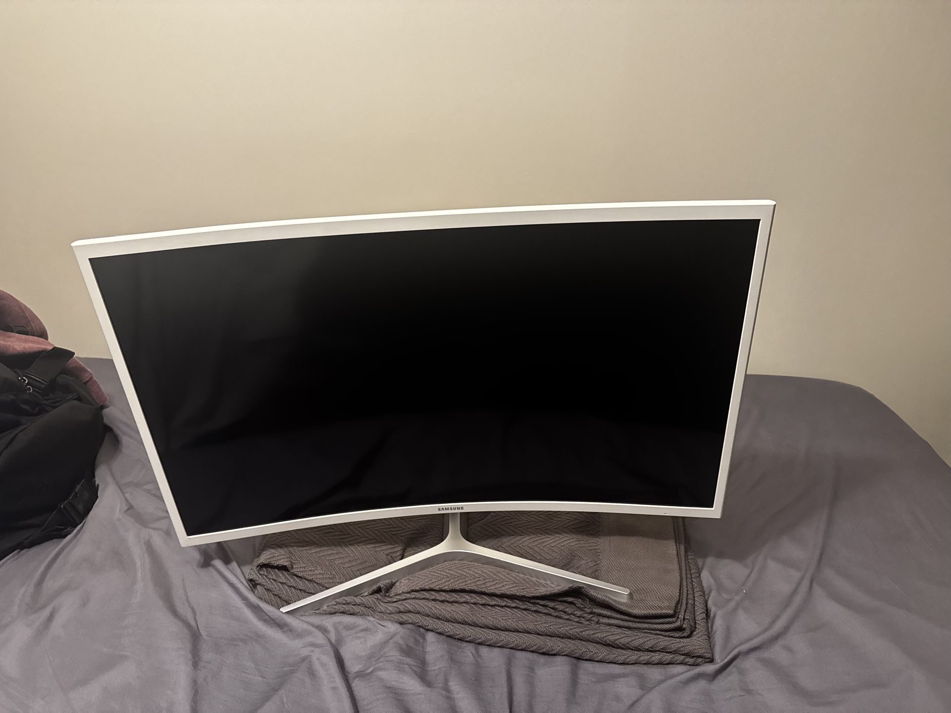 Samsung 32” Curved Screen