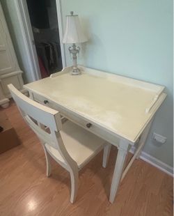 Girl’s Bedroom Desk