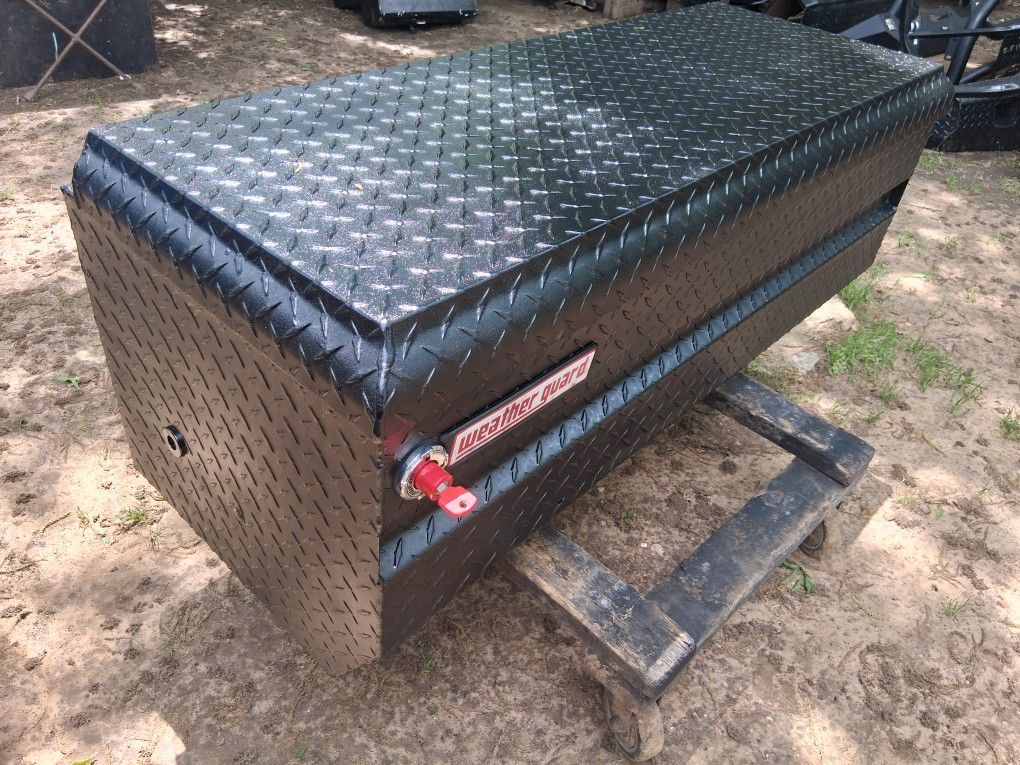 WEATHERGUARD TOOL BOX ALMOST NEW WHIT KEY MEASURES IN PICTURES