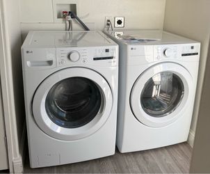 LG Front Load Washer & Gas Dryer Set – Excellent Condition – Like New