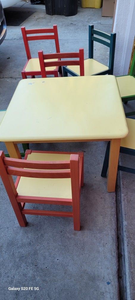 small table and 7 small chairs in great condition for sale 