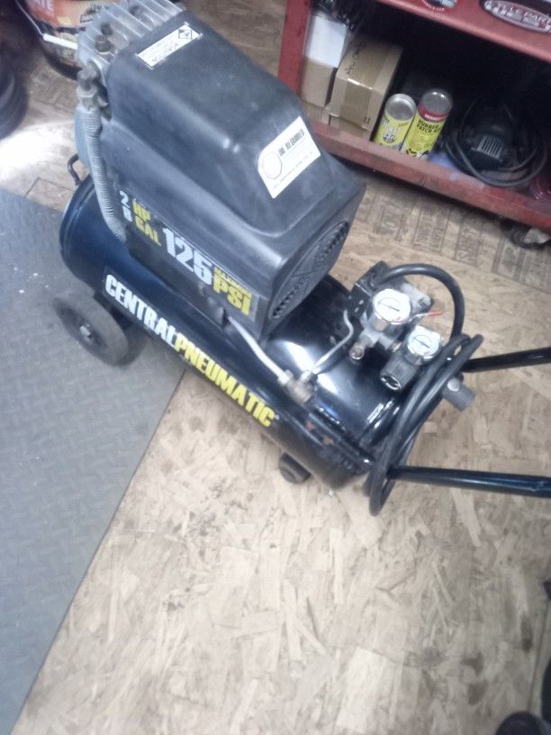 Central Pneumatic Air Compressor 2.5 HP 8 Gal With 50' Air Hose