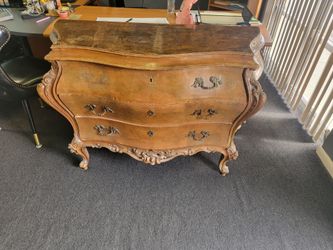 Italian Serpentine / Bombé Commode – Solid Wood, Hand-Carved