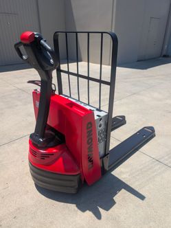 2010 Raymond 8210 electric pallet jack 6,309 hours