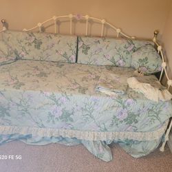 Day Bed With Trundle W/ Mattresses & Bedding 