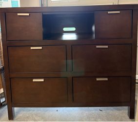 Dresser / Media stand