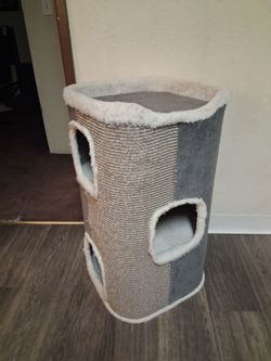 Cat tower Pickup 2-8:30 pm rainbow/charleston cash only fcfs moving sale