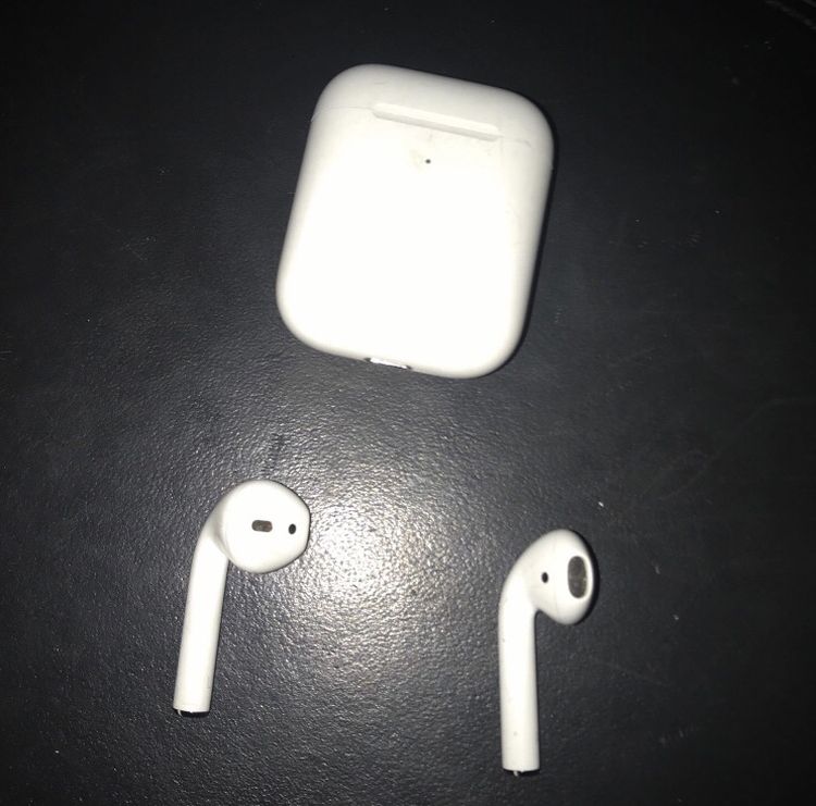 Apple Air Pods With Case And Left/right Ear Piece