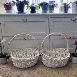$15 Each Basket: Vintage White Wicker Basket With Fixed Handle 17ʺW × 16ʺD × 7ʺH(18”H: with handle) (Pick up🛒 In Bellevue)*Check out my Other Posts 
