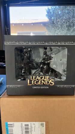League of Legands statue in box
