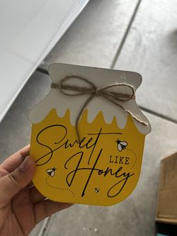 “Sweet Like Honey” Table Decor