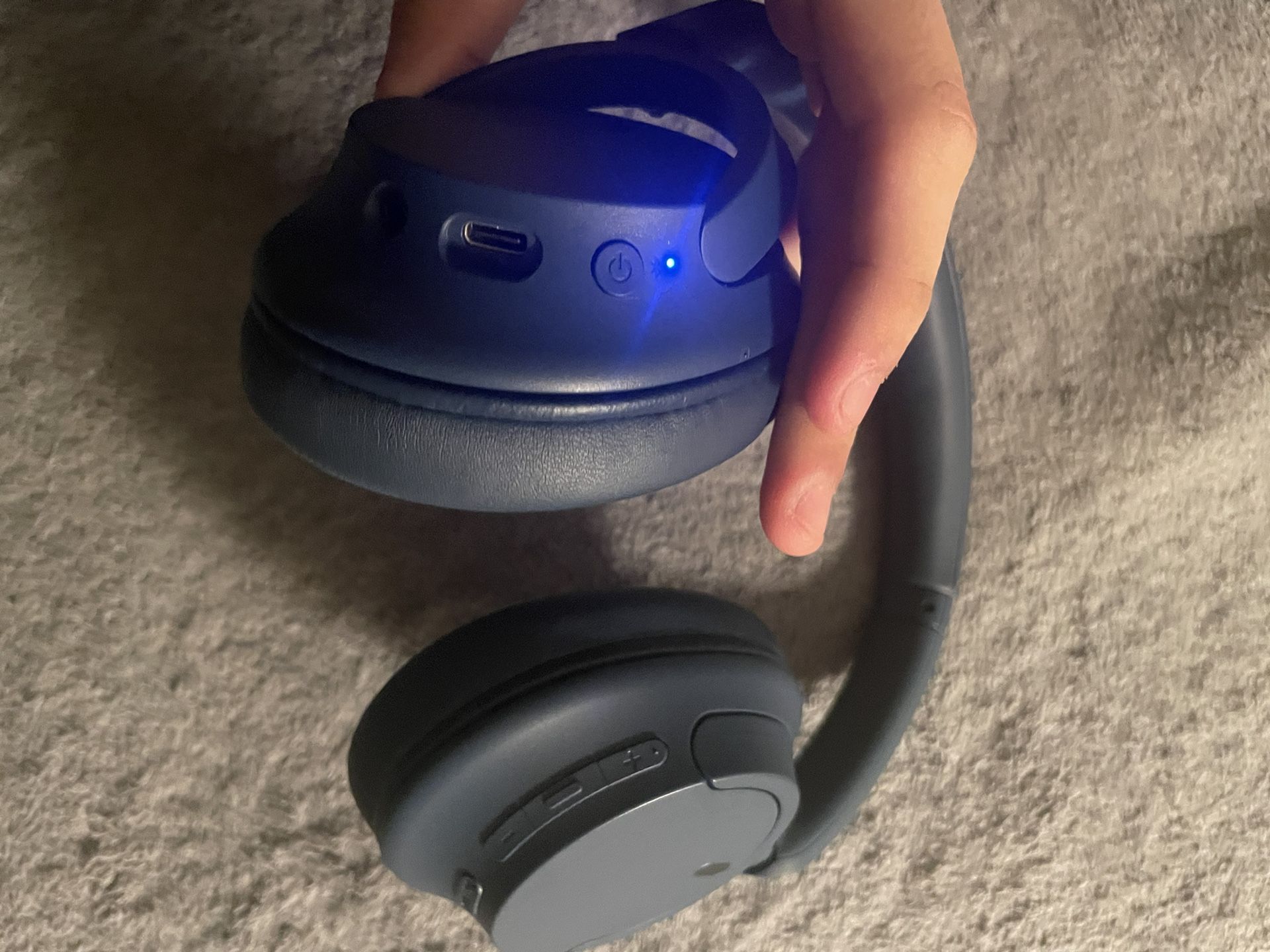 Sony Headphones Ver Good Quality+ Noise Cancellation Bluetooth The Bettery Last Like 1 Entire Month Or 2