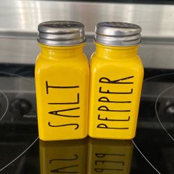 Salt and pepper shakers / Salero y Pimentero