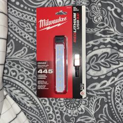 Milwaukee 445 LUMENS FLOOD LIGHT Kit