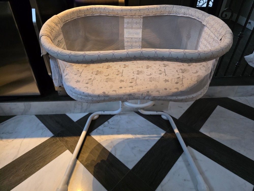 Halo Bassinet Great Condition