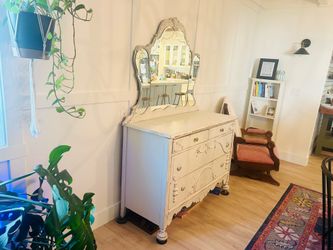Dresser/Hutch/Dining Room Sode Board Storage cabinet