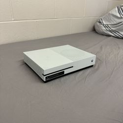 Xbox One S: HDMI and Power Cable Included