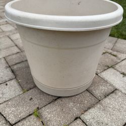 12 QT Biege Neutral Plastic Planter Pot Garden Yard