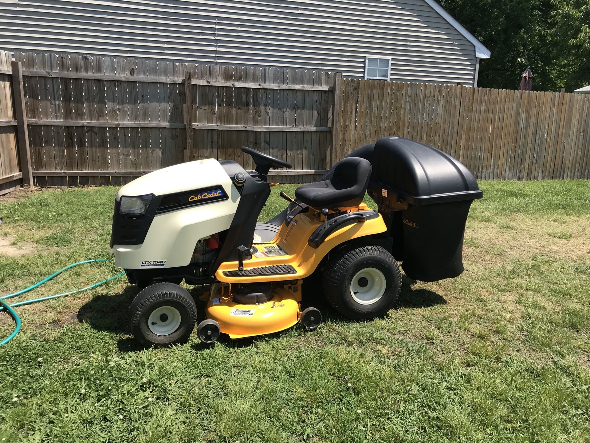 Cub cadet LTX 1040 lawn mower