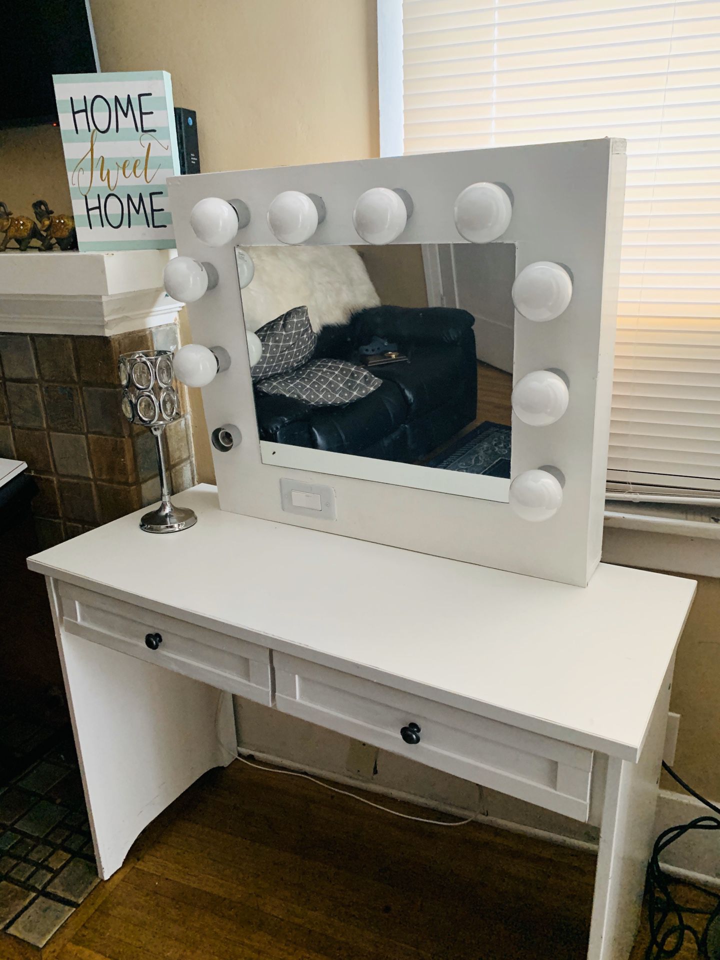 Vanity desk makeup with mirror
