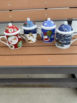 4 Christmas Mugs With Lids
