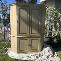 Hutch/Tv Stand/ Media Center-FREE