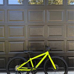 Raleigh Redux 24 Kids Hybrid Bike