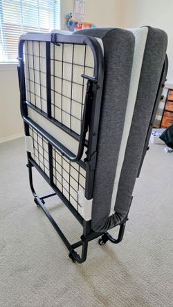 Foldable Guest Beds with Memory Foam Mattress – Excellent Condition!