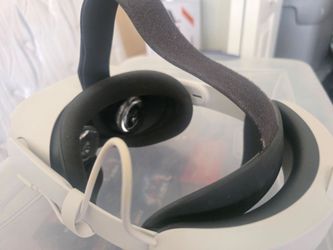 Oculous quest 2 vr with meta quest head set