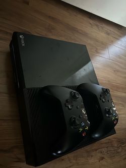 Xbox One Console + 2 Controllers + Games