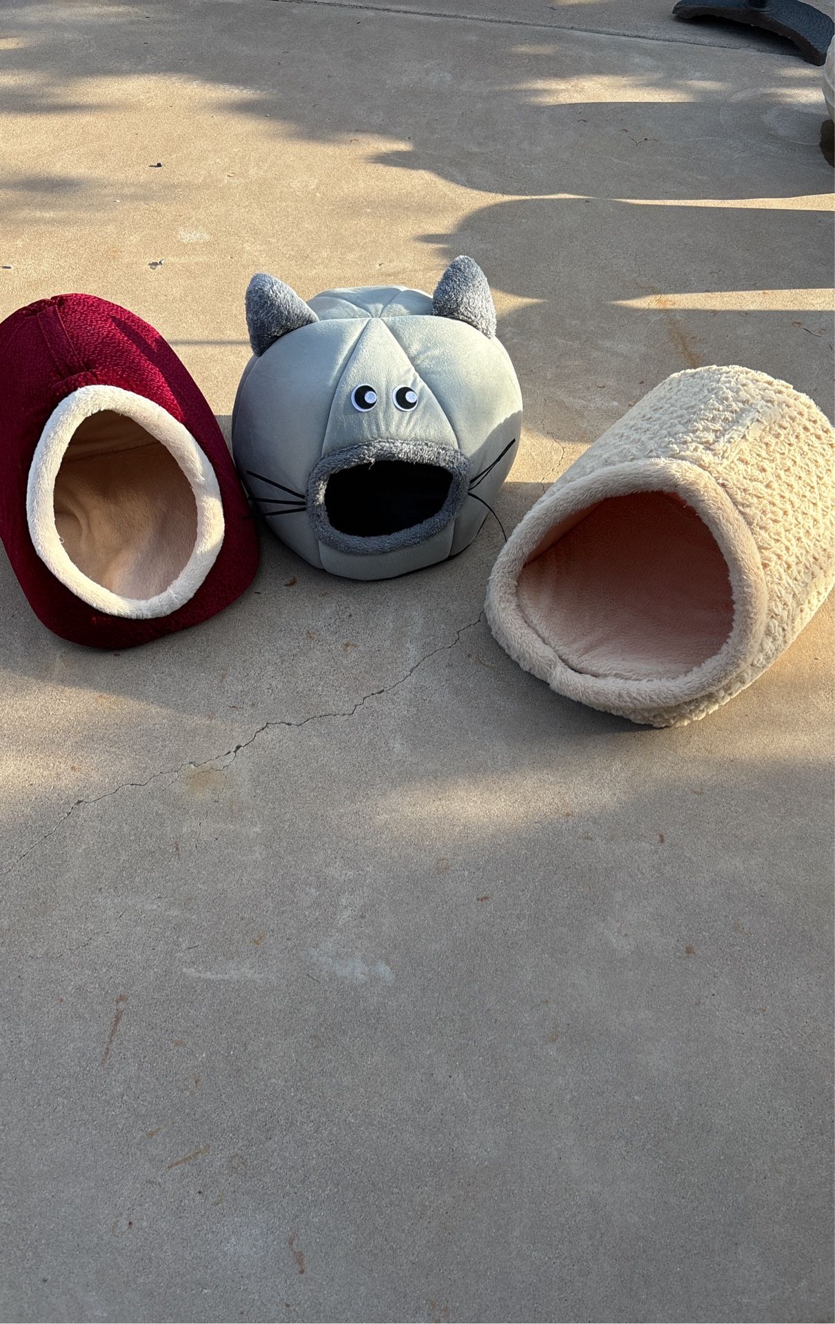 Cat Beds. 3 Beds 10.00 Each